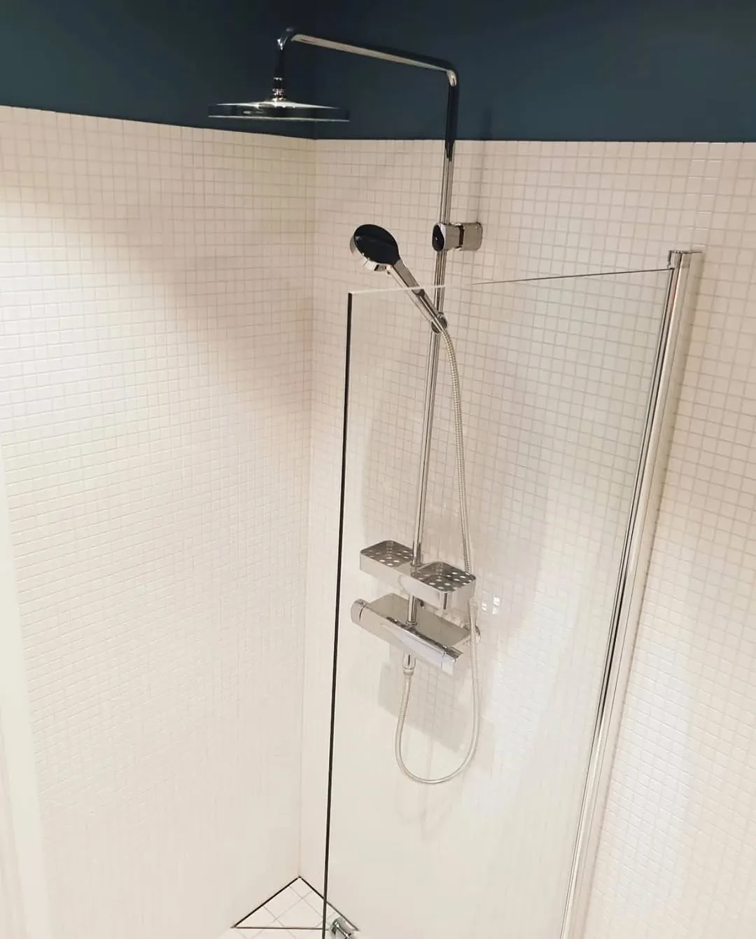 Vista general de ático reformado con cocina abierta, altillo, escalera metálica y estufa negra